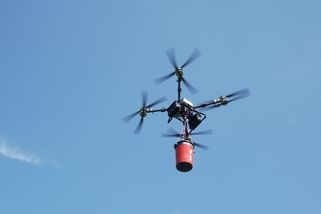 Unese sto kilo. Obří dron se poprvé představil v Česku - Novinky